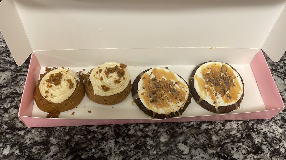 love my <a href="/CrumblCookies/">Crumbl</a> definitely laughed when i opened it to big beautiful chocolate cookies and tiny pumpkin ones 😂