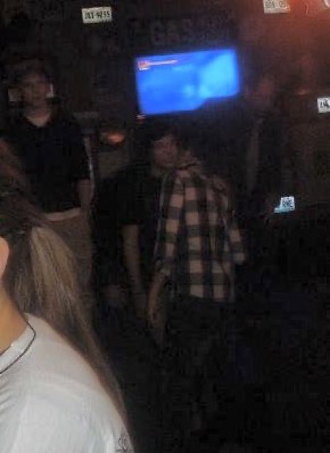 seaviewrry's tweet photo. idk what the 2 gays are doing but niall is literally  “🧍‍♀️” https://t.co/M15Bpt0DA4