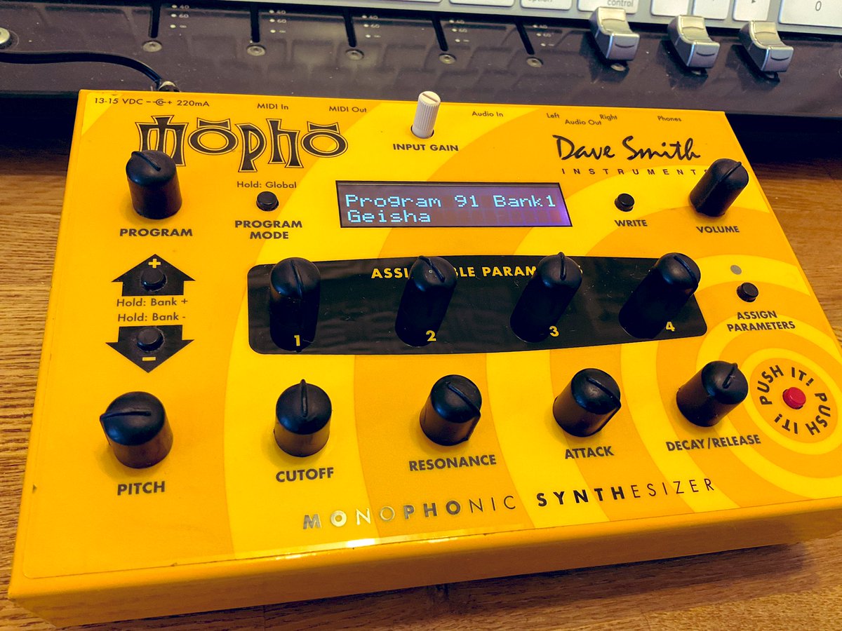 MAmixingdesign's tweet photo. 今日は TR-909の日らしいのですが、
私も懐かしいものを取り出して、うにうに中
#Mopho #DaveSmith https://t.co/qmovMByEF6