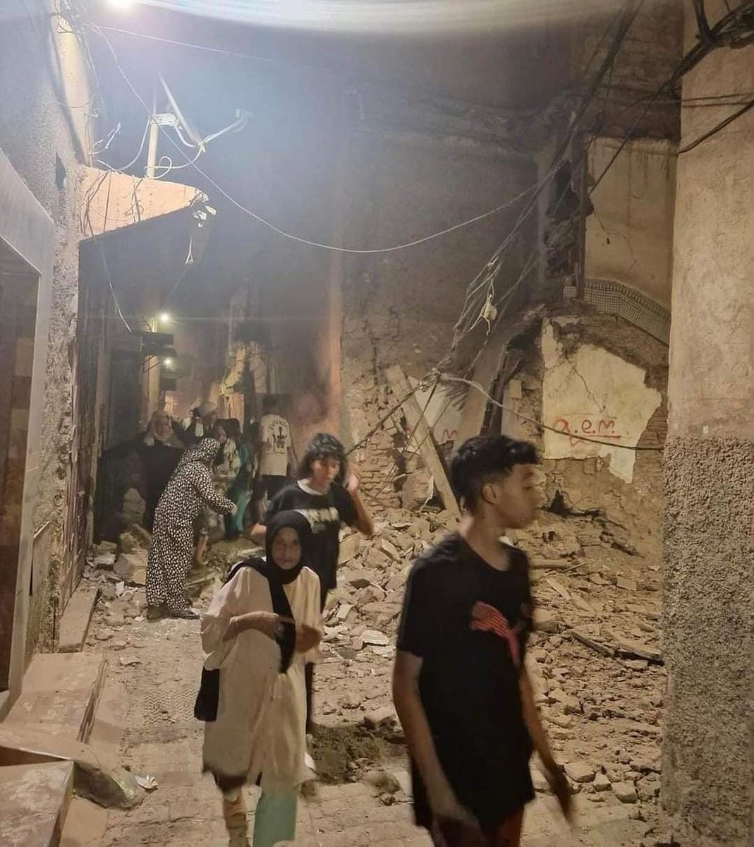 InfosFrancaises's tweet photo. 🇲🇦 CATASTROPHE AU MAROC : Des centaines de morts signalés après un fort séisme de magnitude 6,8 cette nuit au sud-ouest de Marrakech. Plusieurs bâtiments se sont effondrés. #Maroc https://t.co/M8SZlvmRbb