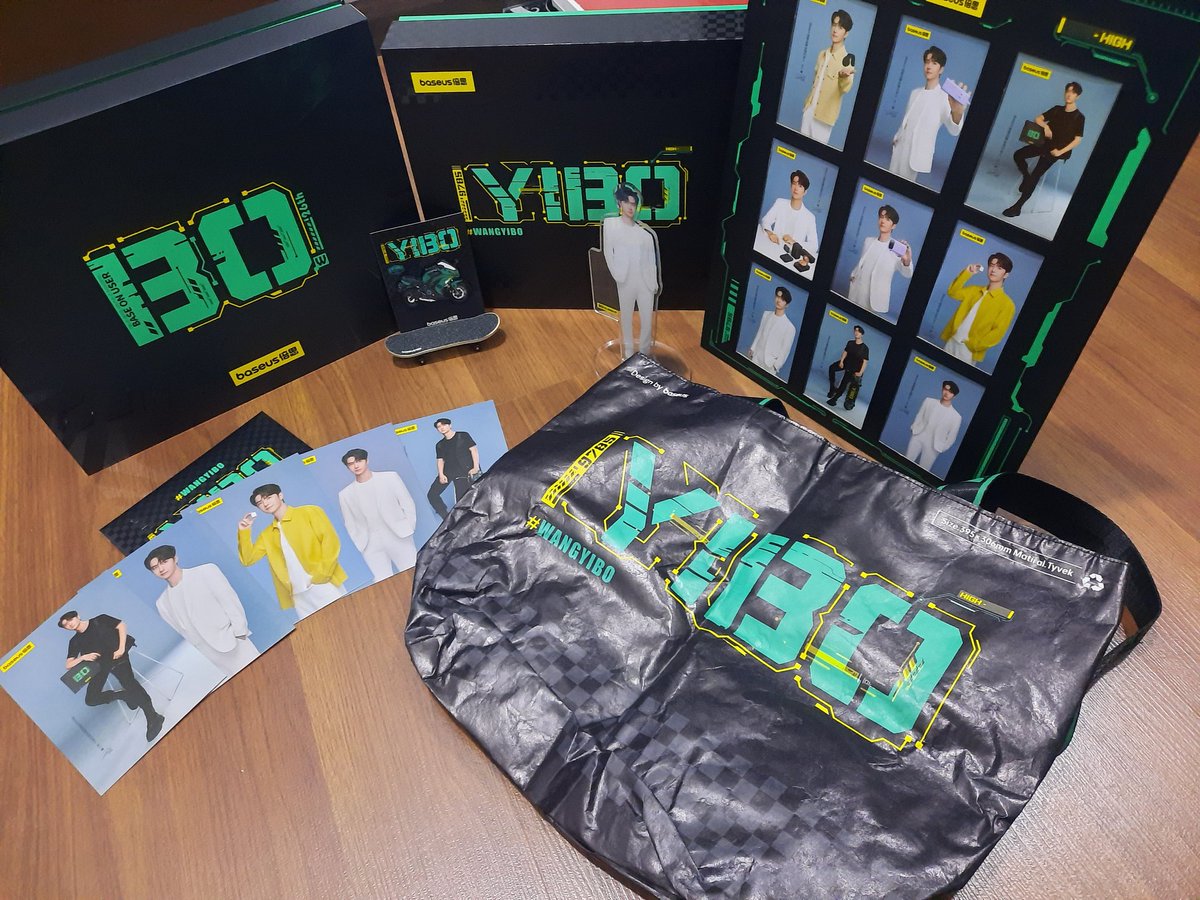 It's here!!! My Wang Yibo special edition of Ba/seus is here! I'm always grateful to the agent who always makes sure to deliver all my orders fast in 2 weeks. 
I love it! The colour is also pretty.