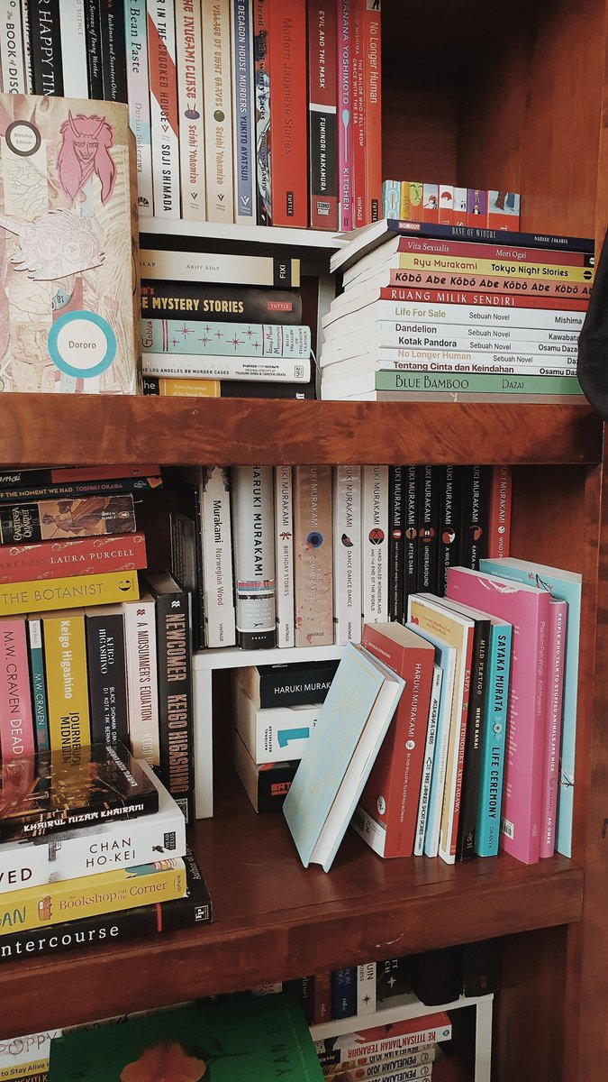 Bookshelfie Saturday. Cleaned up the shelf, stacked the books properly after unhauled some books & bought new books 😂, rearranged them accordingly to the genre/authors. My tbr is higher now but I'm happy to see them so nicely arranged✨️