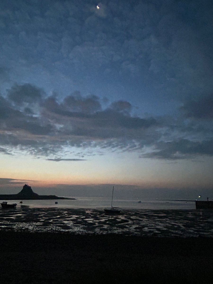 tutty352's tweet photo. Lindisfarne sunrise. https://t.co/kZir9OQxPw