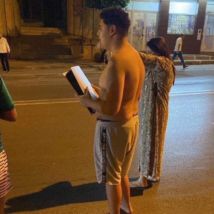 Mundo_RPG_'s tweet photo. Se está haciendo viral esta foto de un chico salvando su PS5 después del terremoto de Marruecos

Yo también lo habría hecho ❤️ https://t.co/4MvxGvLjCJ