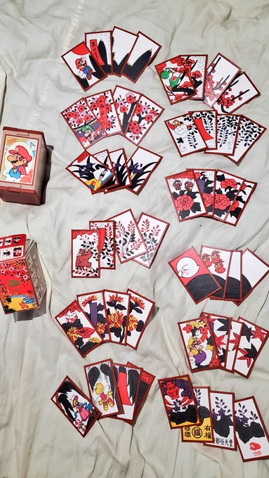 ネットでマリオ花札安かったからよく見ずに衝動買いしたらマリオ花札じゃなくてクラブニンテンドーの花札だった、一部しかマリオ仕様じゃないとはいえ絵柄違うし非売品なのでこれはこれで嬉しい誤算 