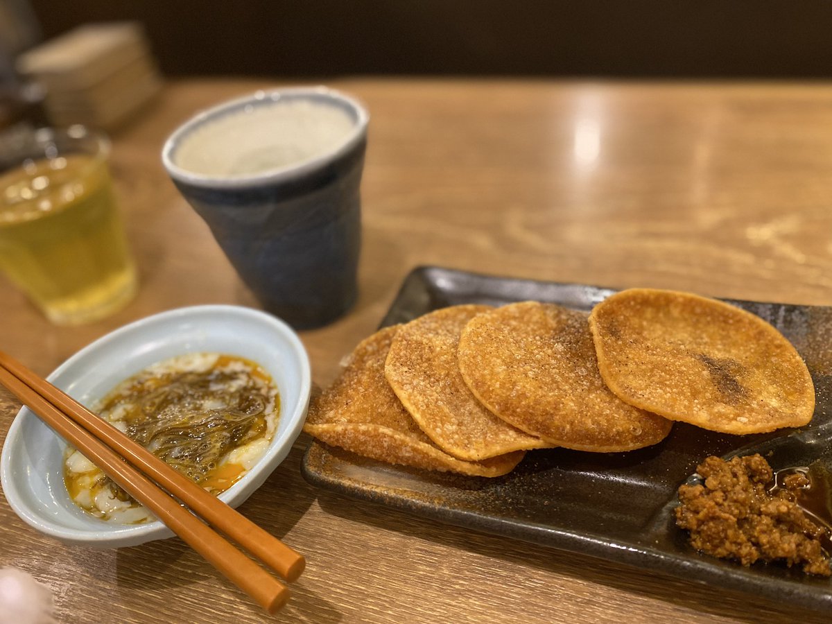 nemachi1's tweet photo. ダンダダン酒場にて

㐂六の水割り
餃子の皮せんべい
温玉もずく

山椒(花椒？)の匂いを熱々のせんべいがたちのぼらせる。

添えてある肉そぼろをのせて口に運ぶ。

噛んだ瞬間にせんべいのバリバリとした食感と濃いめの甘辛い肉そぼろの味と花椒の香りが口いっぱいに広がる。

美味い…

…続く https://t.co/tjbgXh8fJY