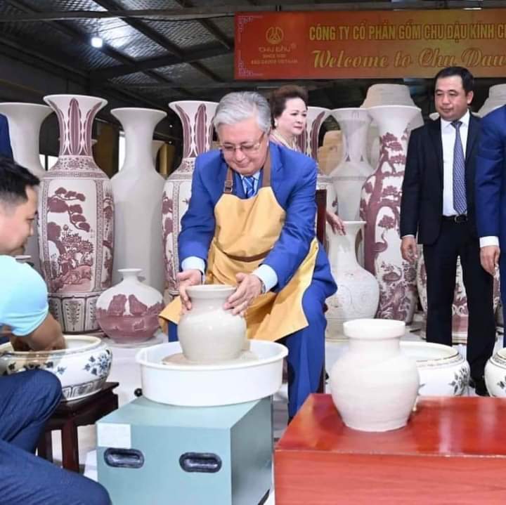 freeyrsn's tweet photo. 人民连生活都是问题，总统却跑到越南玩陶瓷. https://t.co/RW7a3H0siI
