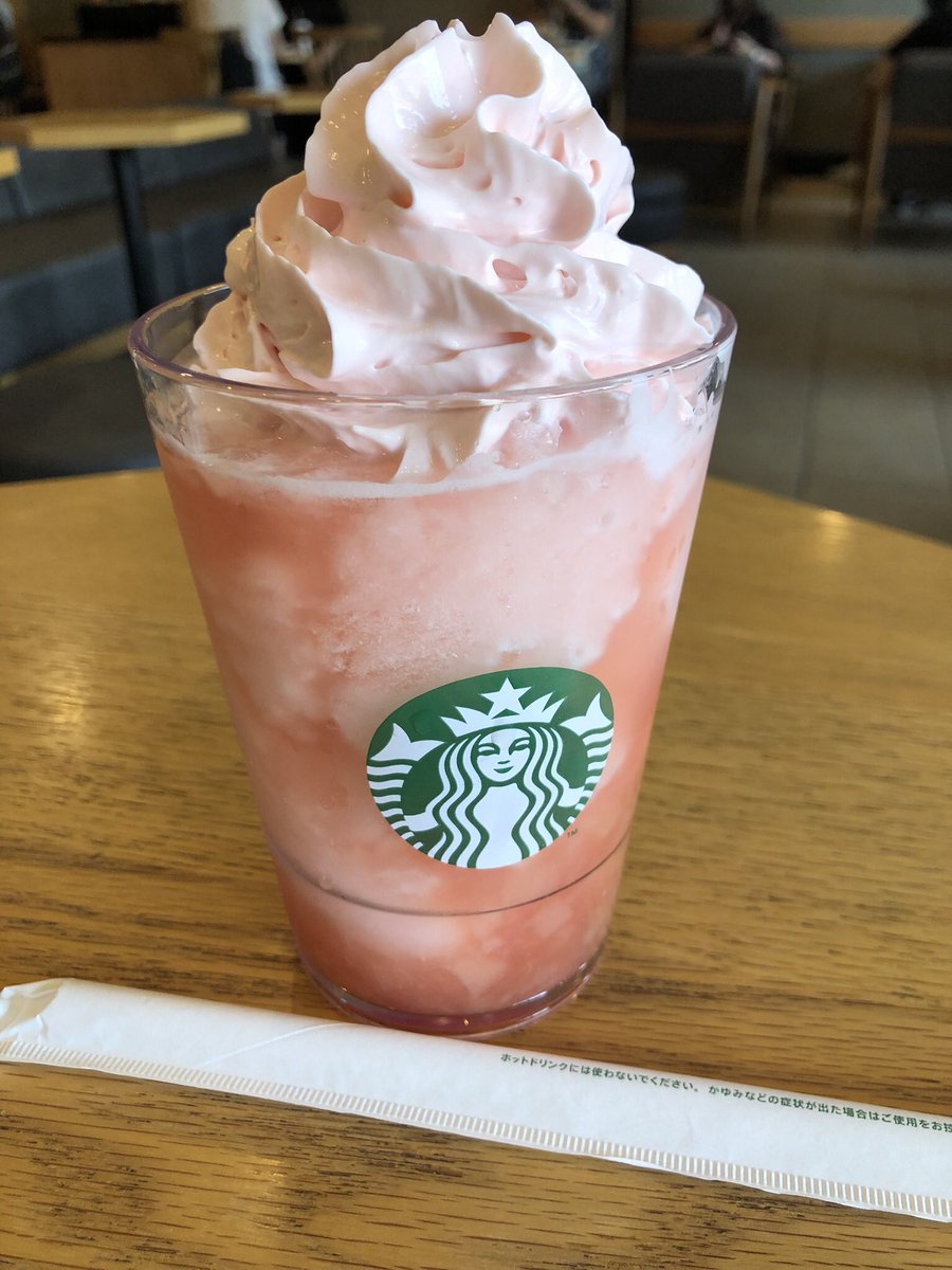 maimaru_usamaru's tweet photo. 新横浜のスタバで念願の
おさつバターフラペチーノ😋

しかし…忙しいからか？
渡す相手間違えるし、1度人の手に
渡した物を回収して、そのまま
使い回しされ渡された🥺
生クリームはこんなん…ペチャ💦
桃🍑のは地元のスタバ。
地元での生クリームの方が上手。
正直久々の新横浜なのに残念😮‍💨 https://t.co/qd3cDoqE4R