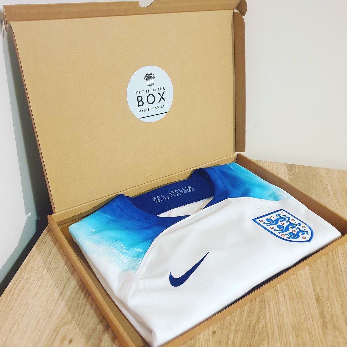 If Bukayo Saka scores against Ukraine today, we will give away a mystery football shirt box! 📦 To enter 👇 - Follow @putitinthebox_ - Like ❤️ - Retweet 🔄 Winner will be announced after the game ⚽️ #putitinthebox #mysteryshirt #mysteryfootballshirt #giveaway #Saka #England