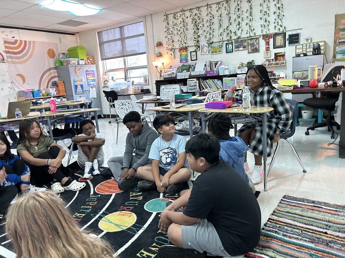 ashleyterry87's tweet image. Pass the mic is back in action for compliment Fridays.#wearegrandview #futurestrong