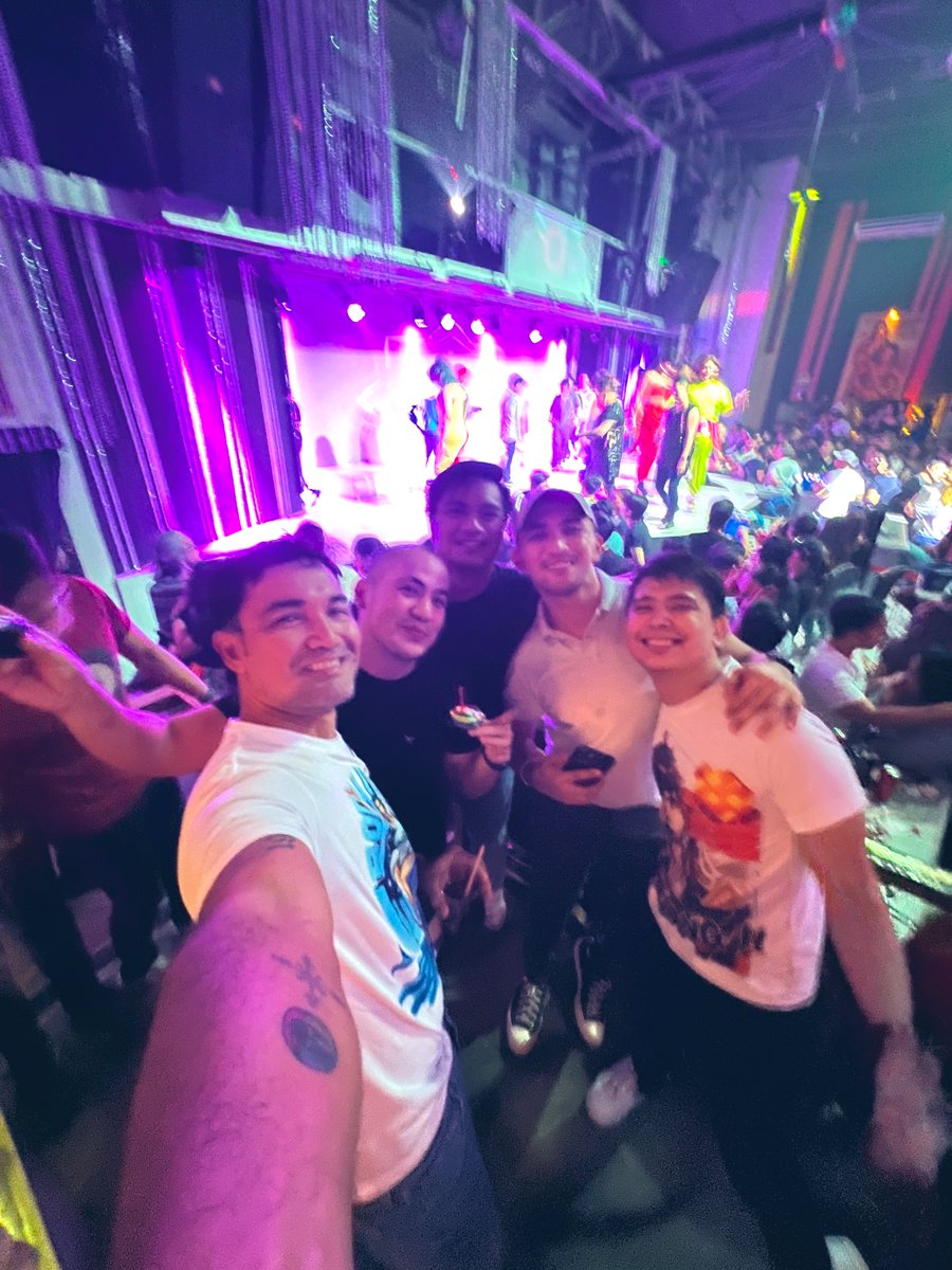 chaks_1980's tweet image. happy birthday @Lilo_Boi 😏 you know we love you! to happiness!! @francisoliver @cjrobleza @jakparx #obar