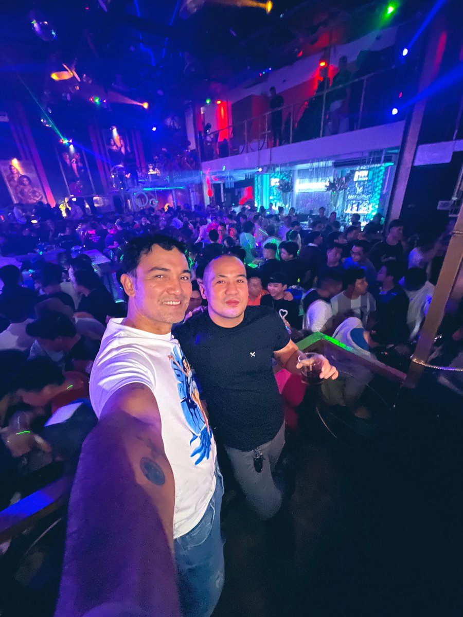 chaks_1980's tweet image. happy birthday @Lilo_Boi 😏 you know we love you! to happiness!! @francisoliver @cjrobleza @jakparx #obar