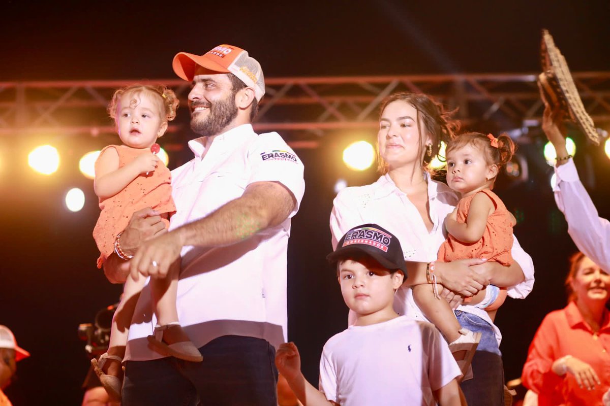 ErasmoZB's tweet photo. ¡Coequipera @nlopezfuentes, este equipo te respalda!

Ellos son mis amigos que incansablemente estamos trabajando para hacer realidad #CórdobaPr1mero y hoy estamos comprometidos porque MONTERÍA ES CAPAZ de elegir un camino diferente.

Gracias mi gente🫶🏻 Unidos soñamos y unidos lo lograremos🙏🏼