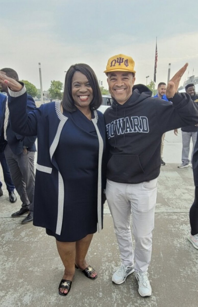 marker_yates's tweet photo. Ran into a good friend today during #SouthernHeritageClassic, Dr. Glenda Glover, president of @TSUedu
A quality education is essential. Nelson Mandela said it best: “Education is the most powerful weapon which you can use to change  the  world.” @gloverpres @uapbinfo @HowardU https://t.co/BRrE6k12gT