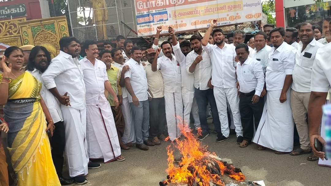 NPappathi's tweet photo. நமது இளந்தலைவர் அவர்களை அவதூராக பேசிய உ.பி ஆசாமியை கண்டித்தும், அமைச்சர் பேச்சை திரித்து பரப்பும் பாஜக வை கண்டித்தும் நமது சங்கராபுரம் ஒன்றிய நகர கழகம் சார்பாக ஆர்ப்பாட்டம் நடைபெற்றது.

@arivalayam @mkstalin @Udhaystalin @evvelu @TUdhayasuriyan @Angayarkanni_a @DMKKalakkurichi https://t.co/Dcfibcqzw2