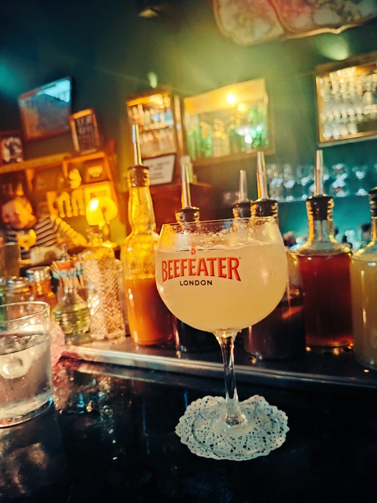 Celebrando que terminé de preparar un examen tan difícil que no lo apruebo ni yo. Amo a mis alumnos cuando sufren.
<a href="/DoppelBar/">Doppelgänger Bar</a>