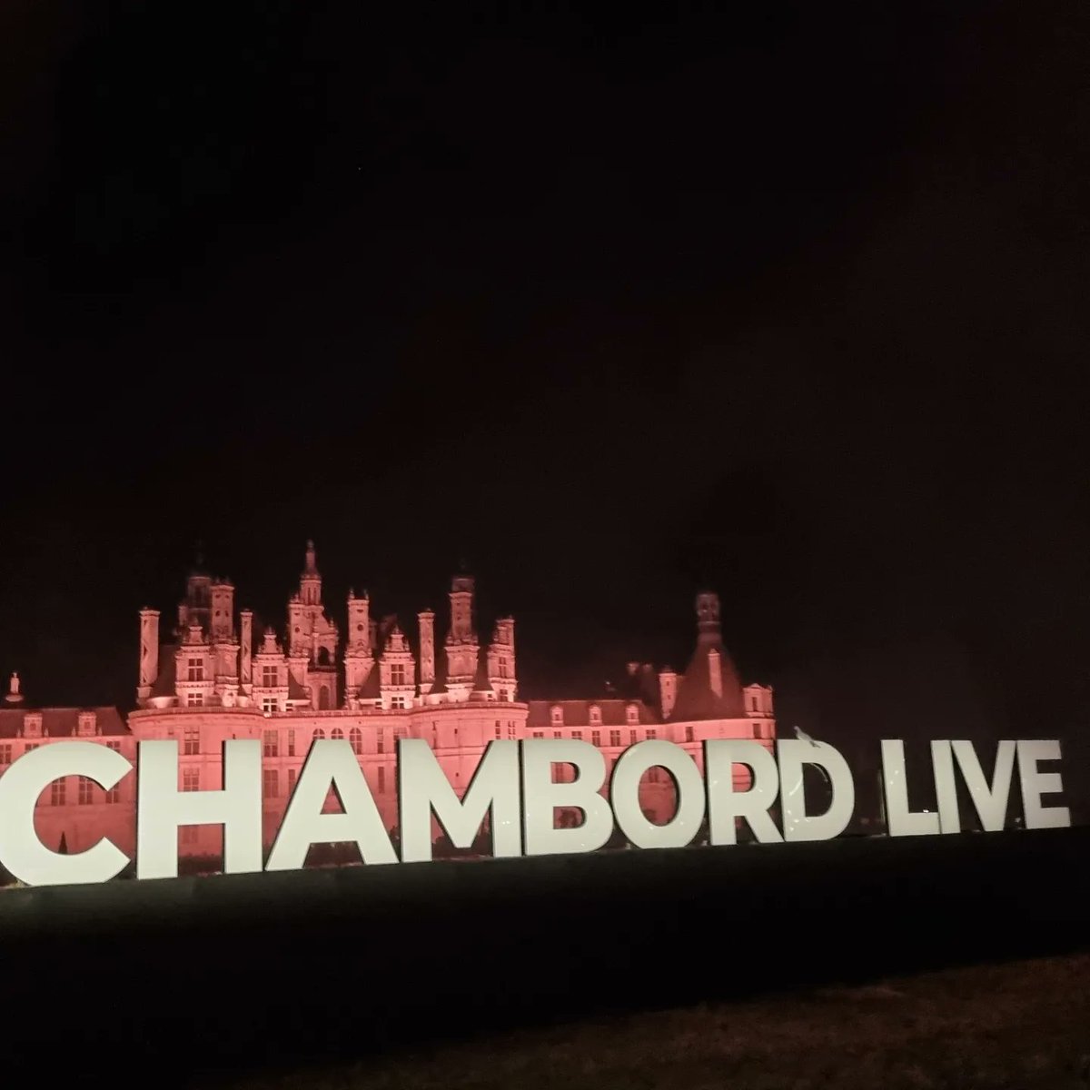 Ennaxore's tweet photo. Encore un concert merveilleux, cette fois ci dans un cadre particulièrement incroyable. 
Je ressort des étoiles plein les yeux, merci #chambordlive et on ne le dira jamais assez mais merci #ImagineDragons de nous faire rêver depuis plus de 10 ans ❤️ https://t.co/rJ6GSvOKlH