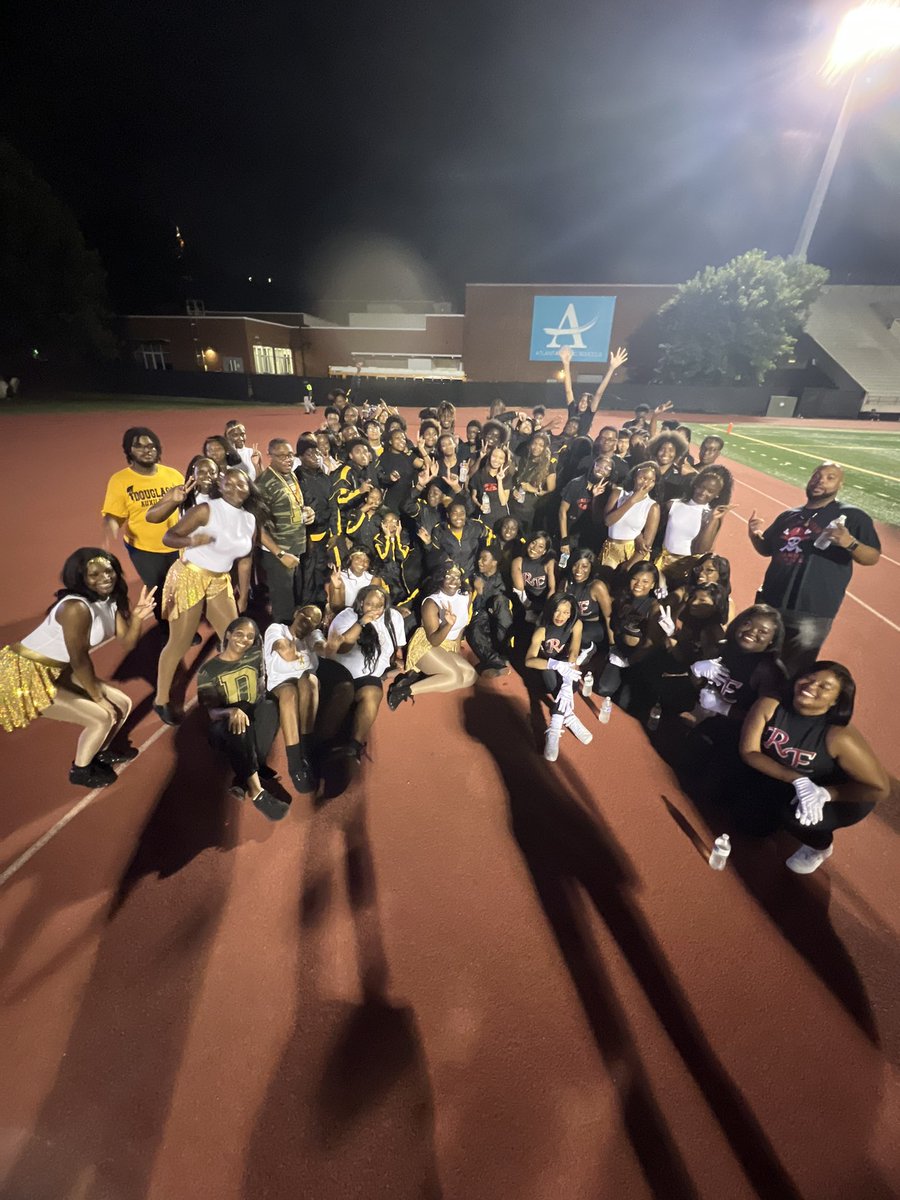 Astros having fun with Stone Mountain Marching Band! Big Shout out to the Class of 82’ Douglass Alumni for feeding the band. Thank you all! #apsarts <a href="/apsDouglassHigh/">Frederick Douglass H</a> <a href="/erickson_sarah_/">Sarah Erickson</a>