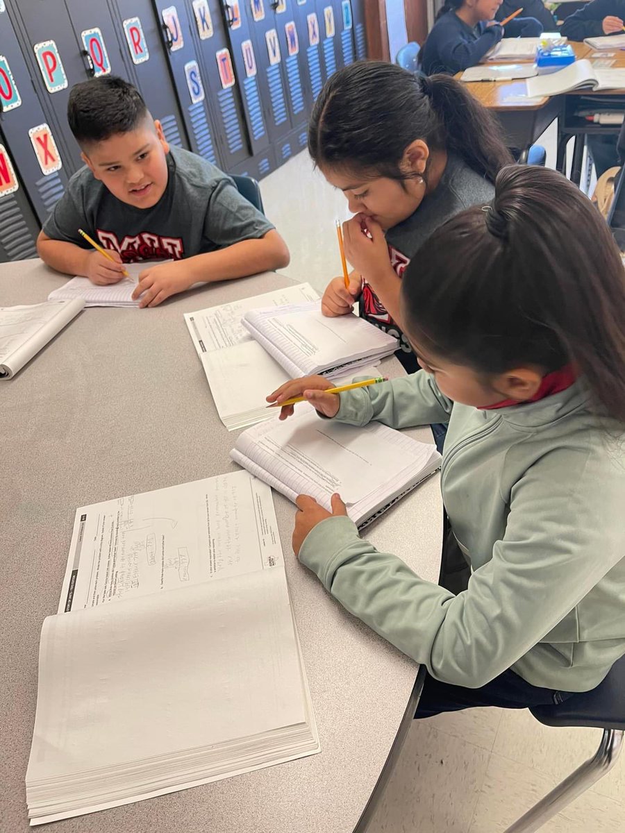 MHMooreFWISD's tweet image. Ms. Flores’ class was hard at work today collaborating with their peers as they solved multi step word problems! #eurekamath #OneFortWorth @FortWorthISD @amramsey13 @gracie_guerrero @rhines060 @UAlvarez @JRSquared1126 @flores_alex1