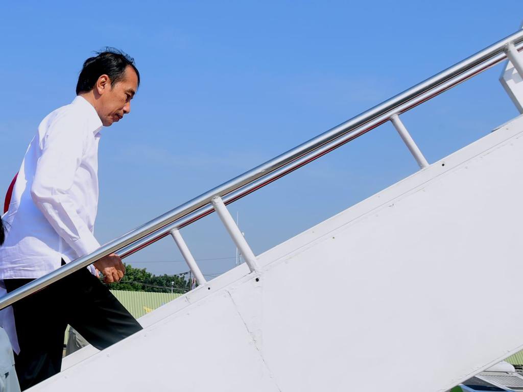 RajaJuliAntoni's tweet photo. Obat Capek, Penawar Lelah

Bila lelah, capek bahkan frustasi dengan numpuknya masalah pertanahan dan tata ruang, obatnya tunggal: lihat sosmed Pak Presiden.

Beberapa minggu lalu ia di Medan hadir acara IPM dan GAMKI.  Terus terbang ke Afrika, menghadiri acara yang padat di beberapa negara.

Selesai dari Afrika? Ia tidak balik ke Bogor untuk sekedar “memanjangkan kaki.” Beliau balik lagi ke Medan. Tidak lama setelah mendarat langsung blusukan ke pasar lalu mengisi banyak acara di sana.

Esok-lusanya langsung ke Cirebon, Pekalongan, Semarang dan terbang ke Palu menghadiri acara mahsiswa Budda, KMHDI.

Istirahatnya dari kerja adalah bekerja lagi. Hobinya bertemu rakyat. Obat lelalahnya bersalaman dengan rakyat. Seminggu tidak bertemu rakyat dan berkeja di lapangan, mungkin, beliau sakit.

Kemarin barus saja rangkain KTT Asean selesai. Siang harinya beliau betolak ke Halim untuk berangkat ke India, hadiri KTT G20.

Setelah KTT G20 India, pasti ia kembali menyapa rakyat di lapangan. Istirahatnya bertemu rakyat. Obat lelahnya bersalaman dengan masyarakat. Senyum rakyat adalah penawar lelahnya.

Inilah salah satu nilai Jokowisme itu.

#Jokow15me
#TegakLurusJokowi
#OjoKesususu