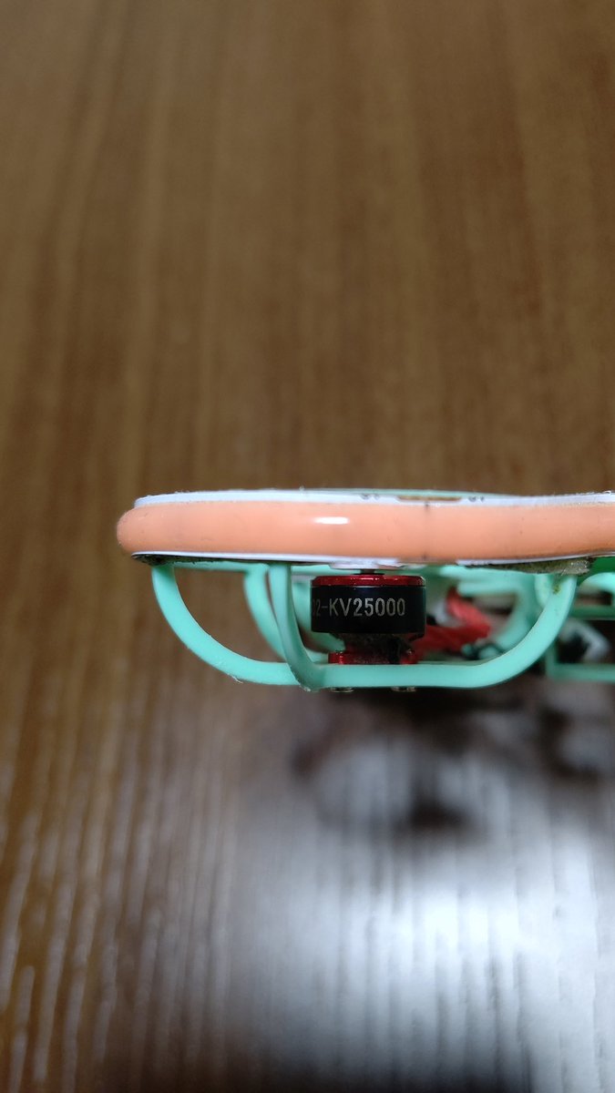 mikado_sumelagi's tweet photo. #TINYWOOP
#マイクロドローン
#meteor65pro
フレーム色別モーター載せ変えのお話
LEDの色別にモーターを載せ変えました。モーターはお亡くなりになったmobula6 2機から移植。
ピンクは25000KVの高回転モーター。グリーンは19000KVのノーマル回転モーター
グリーン、ピンク、プラグで繋いで発光です https://t.co/s6PVjgM9xN