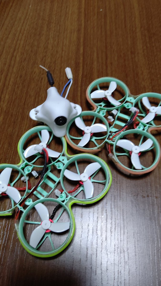 mikado_sumelagi's tweet photo. #TINYWOOP
#マイクロドローン
#meteor65pro
フレーム色別モーター載せ変えのお話
LEDの色別にモーターを載せ変えました。モーターはお亡くなりになったmobula6 2機から移植。
ピンクは25000KVの高回転モーター。グリーンは19000KVのノーマル回転モーター
グリーン、ピンク、プラグで繋いで発光です https://t.co/s6PVjgM9xN