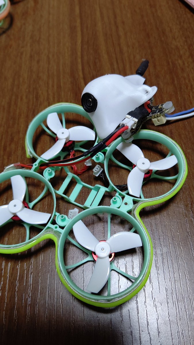 mikado_sumelagi's tweet photo. #TINYWOOP
#マイクロドローン
#meteor65pro
フレーム色別モーター載せ変えのお話
LEDの色別にモーターを載せ変えました。モーターはお亡くなりになったmobula6 2機から移植。
ピンクは25000KVの高回転モーター。グリーンは19000KVのノーマル回転モーター
グリーン、ピンク、プラグで繋いで発光です https://t.co/s6PVjgM9xN