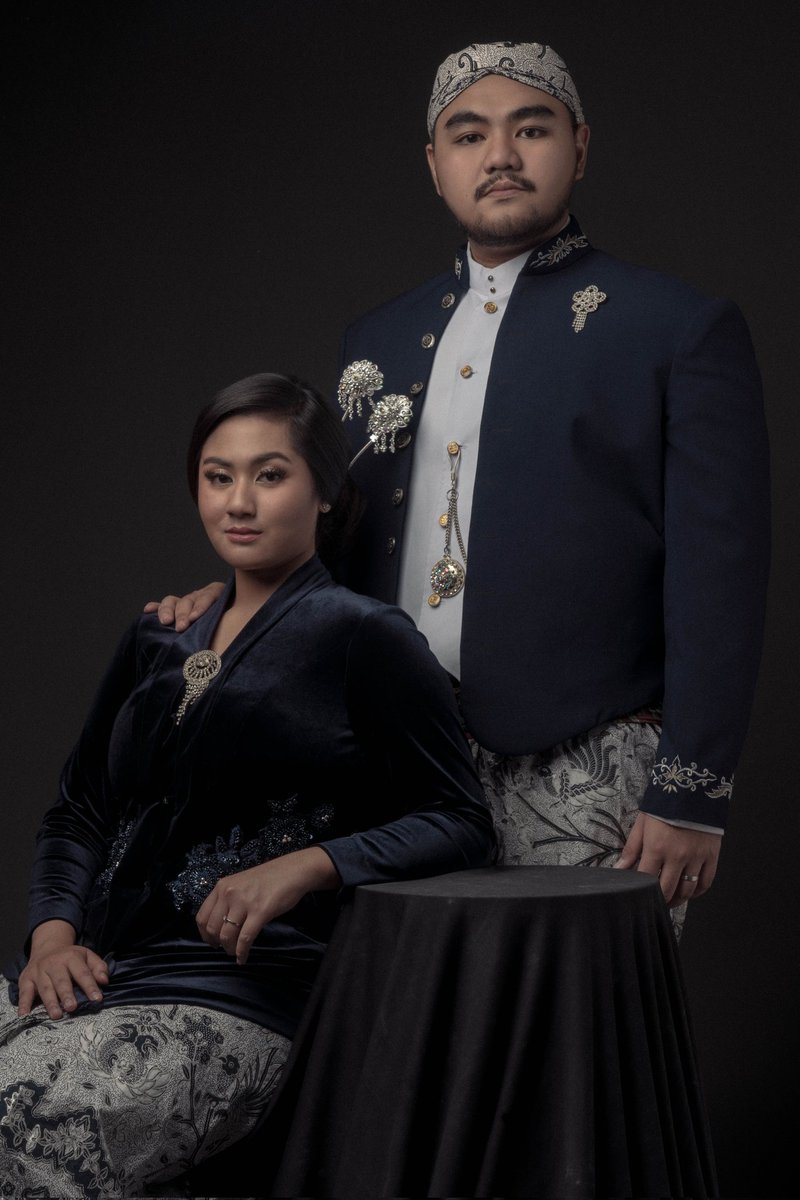 irvanmiv's tweet photo. Daripada foto di bromo dihujat netizen, mending foto prewed aja sama gue. Indoor studio enak ga panas &amp; ga ribet. Pasti cakep juga, kulit mulus, jerawat, kutil, bulu ketek gue ilangin semuanya hehe. 
Sorry for the shameless plug ✌ https://t.co/MtFSsq5fVt