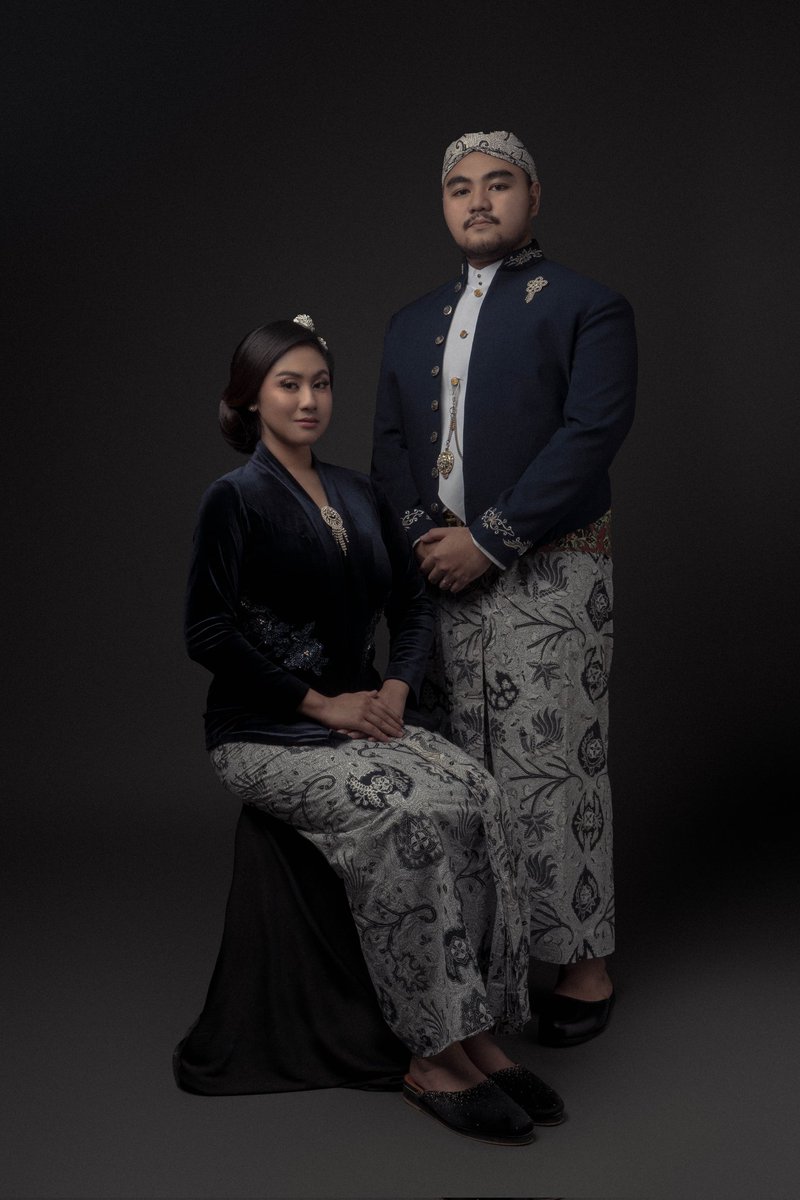 irvanmiv's tweet photo. Daripada foto di bromo dihujat netizen, mending foto prewed aja sama gue. Indoor studio enak ga panas &amp; ga ribet. Pasti cakep juga, kulit mulus, jerawat, kutil, bulu ketek gue ilangin semuanya hehe. 
Sorry for the shameless plug ✌ https://t.co/MtFSsq5fVt