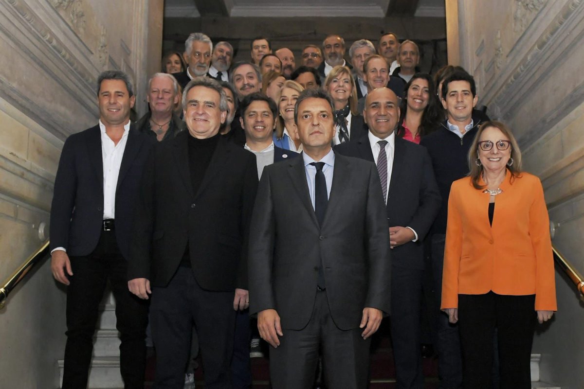 GZamoraSDE's tweet photo. Hoy en San Miguel  de Tucumán, con la presencia del Ministro @SergioMassa, colegas gobernadores, intendentes, legisladores nacionales y representantes gremiales, mantuvimos una reunión de Trabajo. Donde 
firmamos  convenios con  que incluyen obras de electrificación en áreas productivas y ejecución de proyectos para el desarrollo de sistemas agroalimentarios climáticamente inteligentes, sostenibles e inclusivos.
Muchas gracias @JuanManzurOK  y a los hermanos Tucumanos por la hospitalidad.