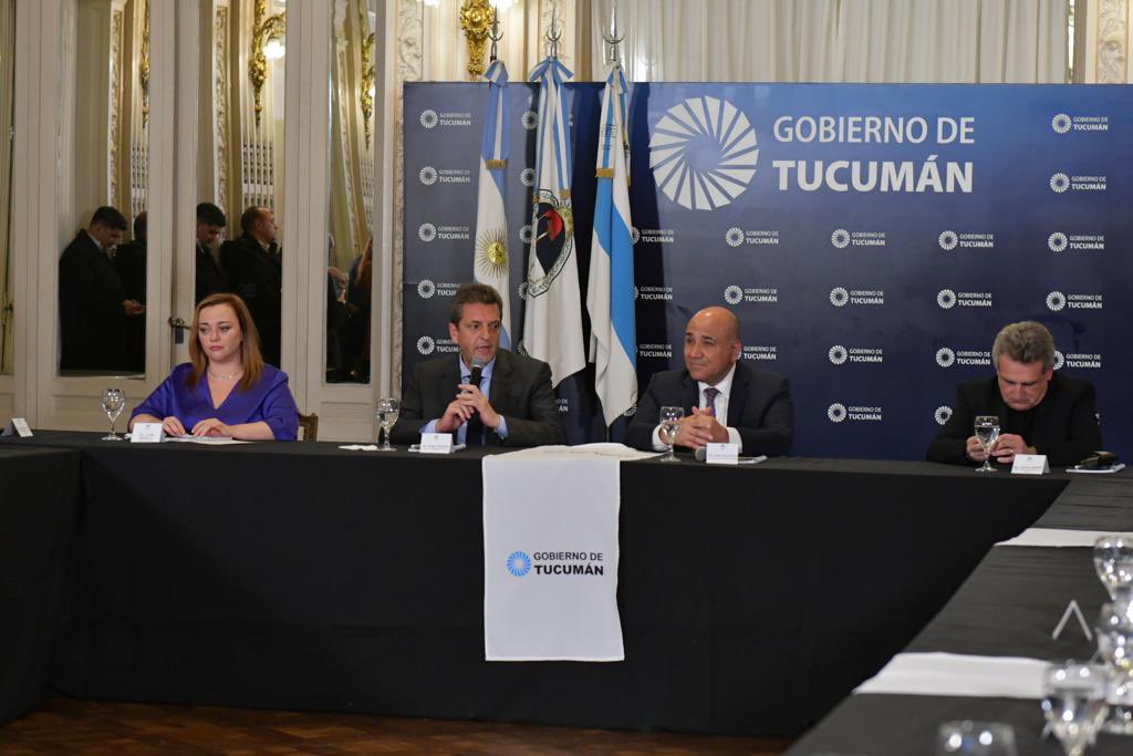 GZamoraSDE's tweet photo. Hoy en San Miguel  de Tucumán, con la presencia del Ministro @SergioMassa, colegas gobernadores, intendentes, legisladores nacionales y representantes gremiales, mantuvimos una reunión de Trabajo. Donde 
firmamos  convenios con  que incluyen obras de electrificación en áreas productivas y ejecución de proyectos para el desarrollo de sistemas agroalimentarios climáticamente inteligentes, sostenibles e inclusivos.
Muchas gracias @JuanManzurOK  y a los hermanos Tucumanos por la hospitalidad.