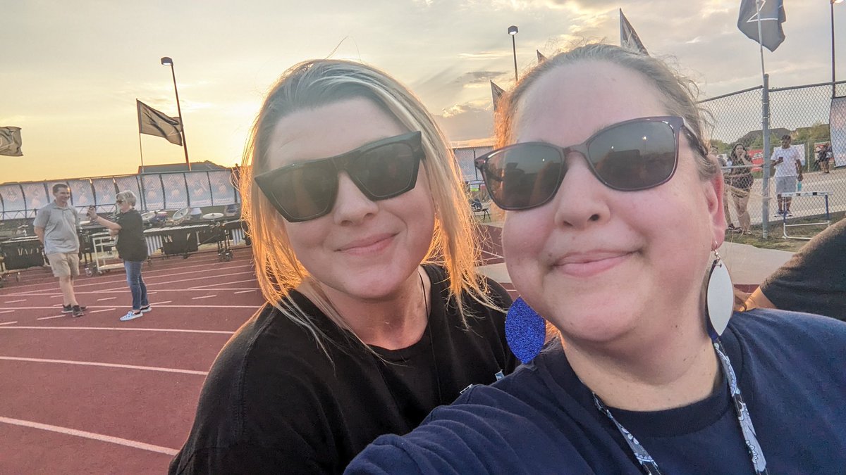 Mrs_B_Lancaster's tweet photo. We are one LISD who are the best! Supporting our 5th Graders!! @IndependenceES https://t.co/fF4Epat7Db