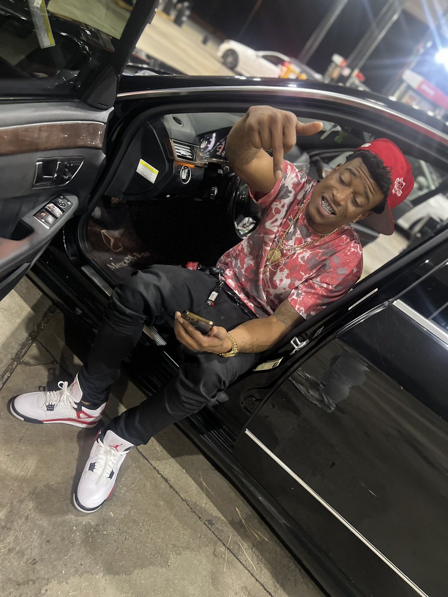 LL2GVEDO's tweet photo. i can get a nigga 🔌 in ..or i can ✂️his chord 👎🏾 https://t.co/m3cGdwYjjY