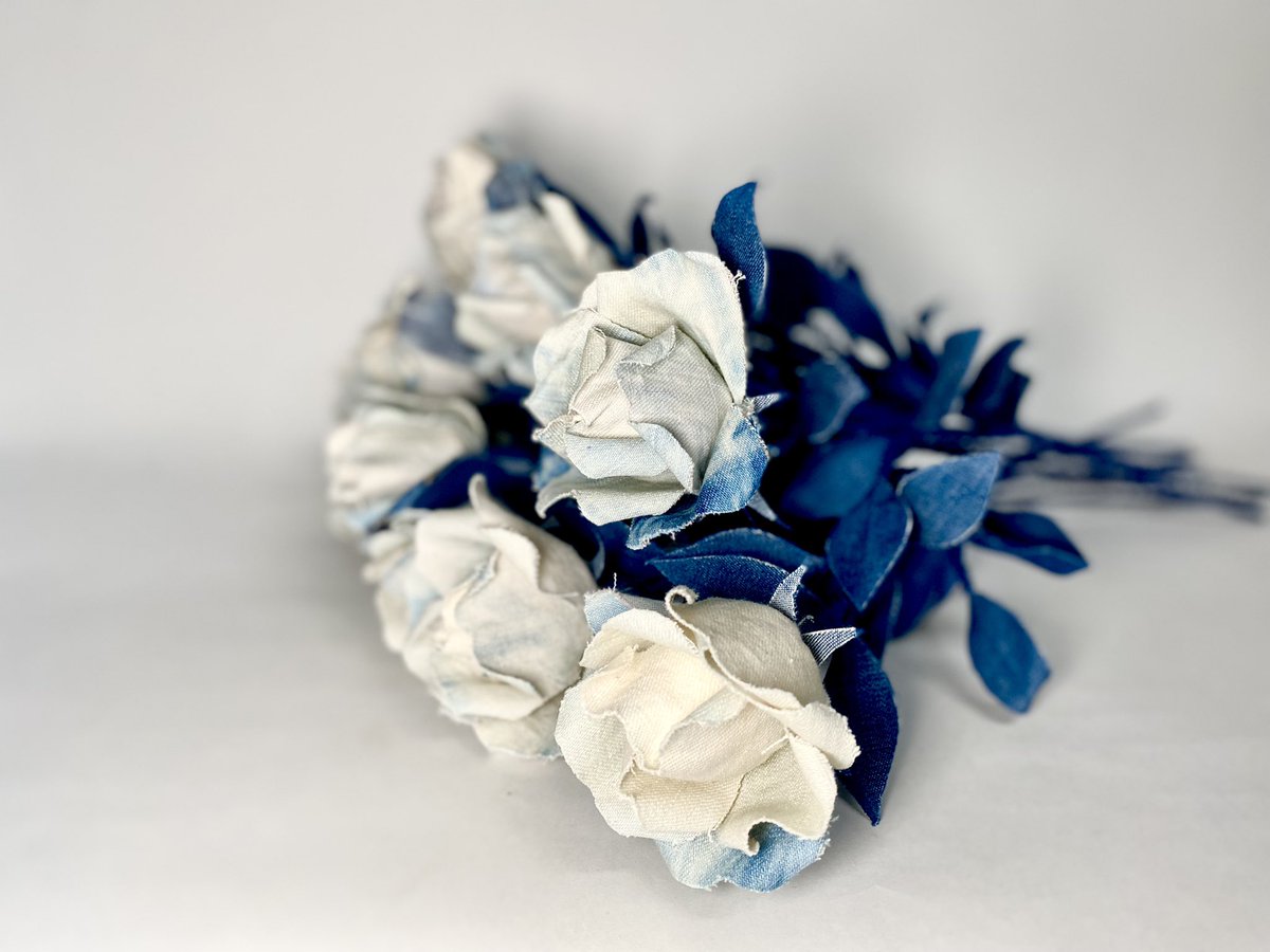 aokihifukustore's tweet photo. おはようございます☀
今市隆二さまにもお渡し頂いたDENIMROSE🌹
青の薔薇には「夢が叶う」という花言葉があります✨
この藍の薔薇で叶えて下さい^_^
https://t.co/5qTlhBKDfH
#EXILETRIBE
#3代目JSB
#今市隆二 さま
#jwave
#藍バラ
#デニムローズ
#mixblue
#denimrose
#青木被服 https://t.co/zot9ZmODt0