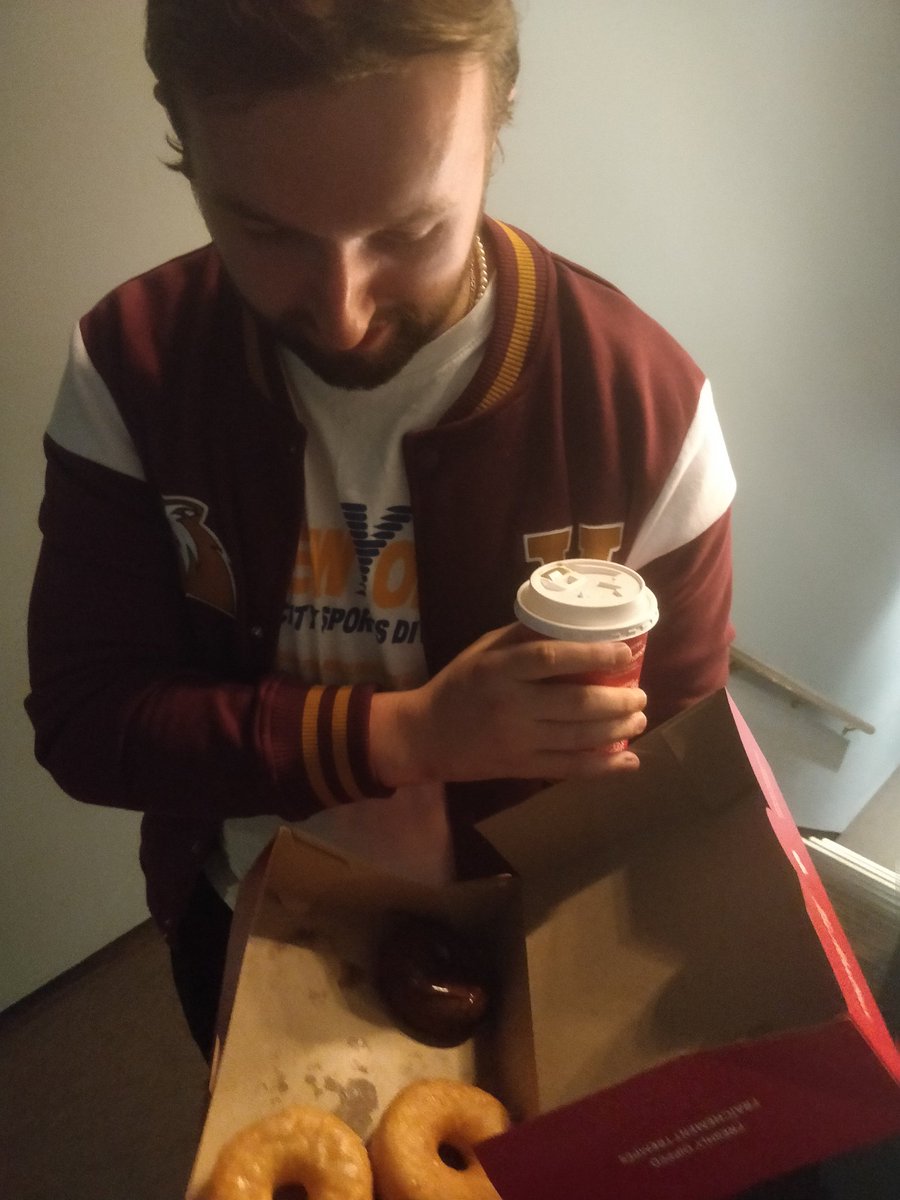 TuffinhoLFC's tweet photo. @daraobriain Cheers for the Donuts Dara. Great show as always. Castlebar how did you know 😂 👏👏 https://t.co/XzETRc60wY