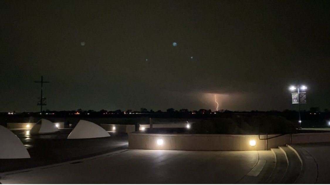 _emilyjadams_'s tweet photo. @wfaaweather we can see it from Rockwall! seems close for being 60 miles away #txwx https://t.co/sv9OIEeib2
