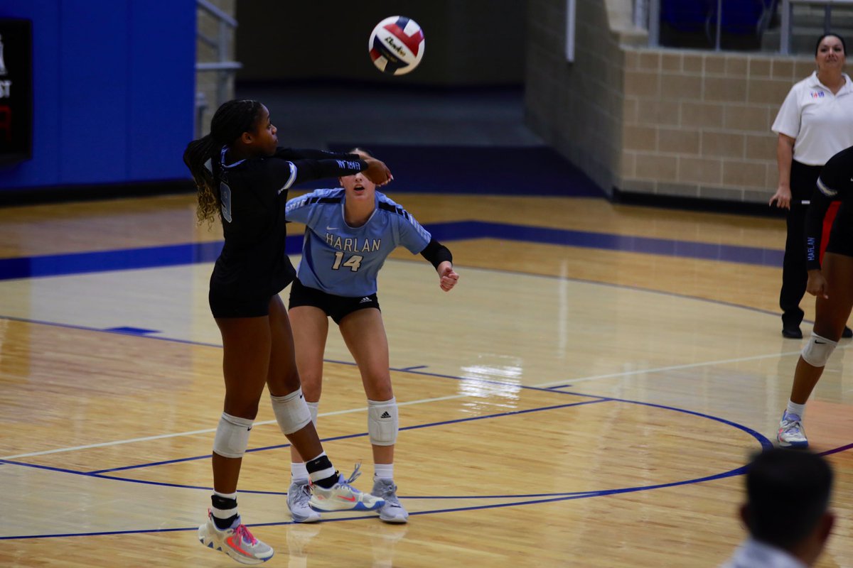 giophotographyy's tweet photo. The hawks played a phenomenal 3 sets to win their match over soto. #GoHawks #hawknation #hawkyeah https://t.co/PwKxZVAP73