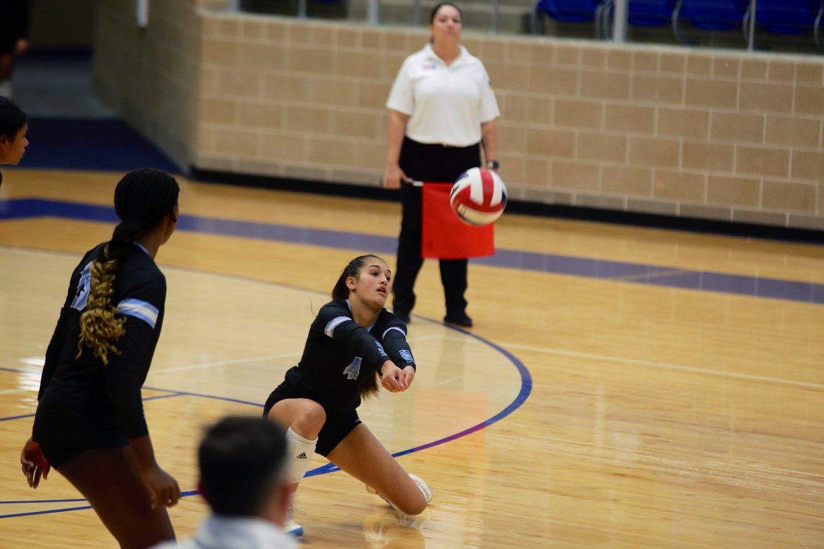 giophotographyy's tweet photo. The hawks played a phenomenal 3 sets to win their match over soto. #GoHawks #hawknation #hawkyeah https://t.co/PwKxZVAP73