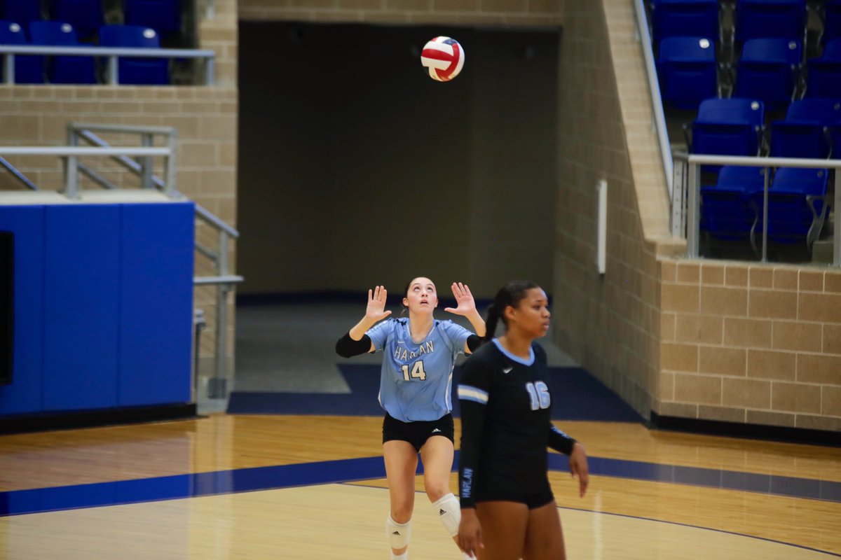 giophotographyy's tweet photo. The hawks played a phenomenal 3 sets to win their match over soto. #GoHawks #hawknation #hawkyeah https://t.co/PwKxZVAP73