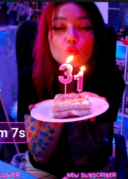 accamary's tweet photo. Hoy oficialmente es mi cumpleaños🎂🎉🍻 gracias a todos por venir y felicitarme seguimos en directo 🫶❤️‍🔥 https://t.co/DOoZCIjw5e