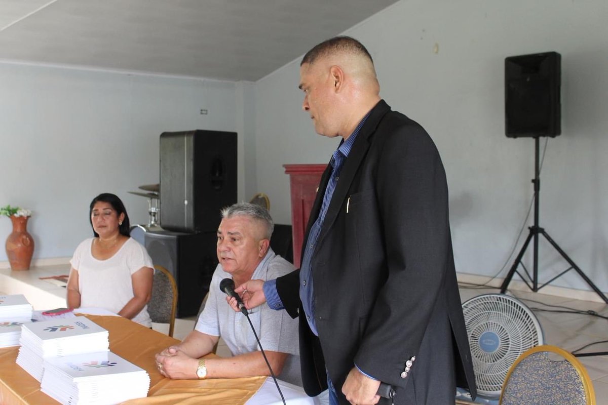 El alcalde T. Velásquez, participó de la graduación de 68 personas, en Playa Chiquita, q’aprobaron los cursos de modistería y albañilería, entre otros. Se entregó certificados a 11 adultos mayores, que aprendieron a leer y escribir con el progr.Yo, si Puedo del MIDES.