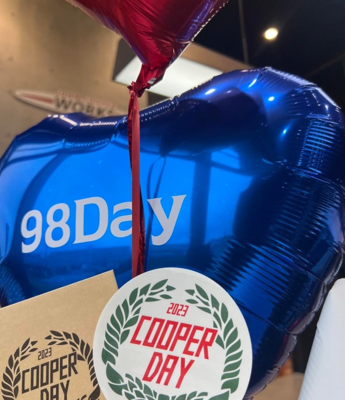 GlanzMini's tweet photo. 【MINI幕張】
🤍2023 MINI COOPER DAY🤍
COOPER DAYのお祝いとして
ステッカーお配り中💁♀️!
※数に限りがございますので了承下さいませ🙇♀️
#MINl
#MINI幕張
#ショールーム
#ministagram
#mini好き
#miniのある生活
#mini好きさんと繋がりたい
#mini好きさん集まれ
#COOPERDAY
#バルーンアート https://t.co/HqzWIcSt5q