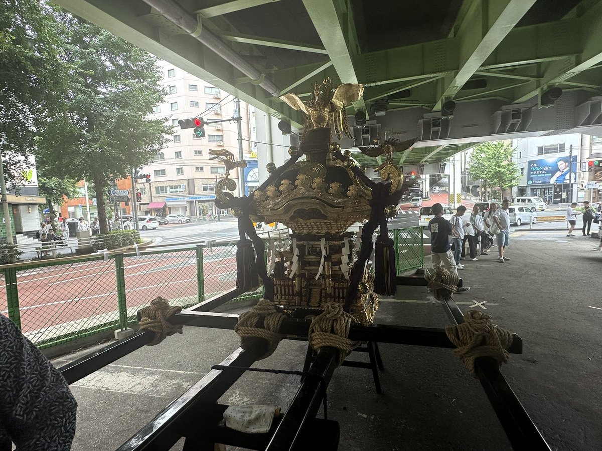 azabukasumikaou's tweet photo. 神輿完成し後1時間で出発となりました！
今年も多くの方に集まって頂いています！！！
4年ぶりの運行宜しくお願いします🔥

#西麻布霞町
#桜田神社
#櫻田神社
#祭礼
#神輿
#模擬店
#盆踊り
#霞会館
#グランドハイアット東京
#COCONOMA
#西麻布交差点陸橋下 https://t.co/oXzBWhjuhM