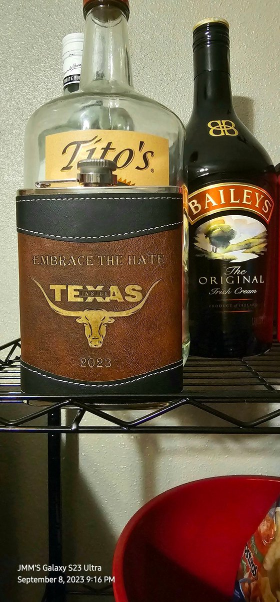 UTmark65's tweet image. I'm all about the "embrace"
Horns Up