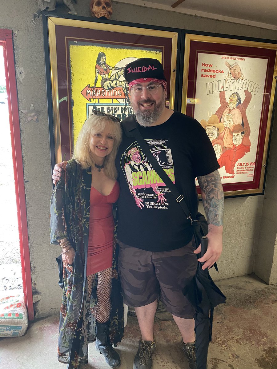 TheDooge's tweet image. Also got to meet the greatest Scream Queen of all time!

#TheLastDriveIn @therealjoebob @kinky_horror #DriveInJamboree
#MutantFam @LinneaQuigley
