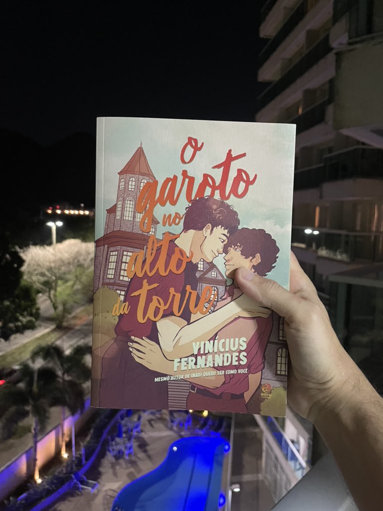 Hoje teve discussão com uma homofóbica em plena bienal do livro, por causa do meu livro. Uma menina (que devia ter uns 15 ou 16 anos) pegou meu livro para ver. A livreira que estava trabalhando no estande se aproximou e falou sobre o que era a história:+