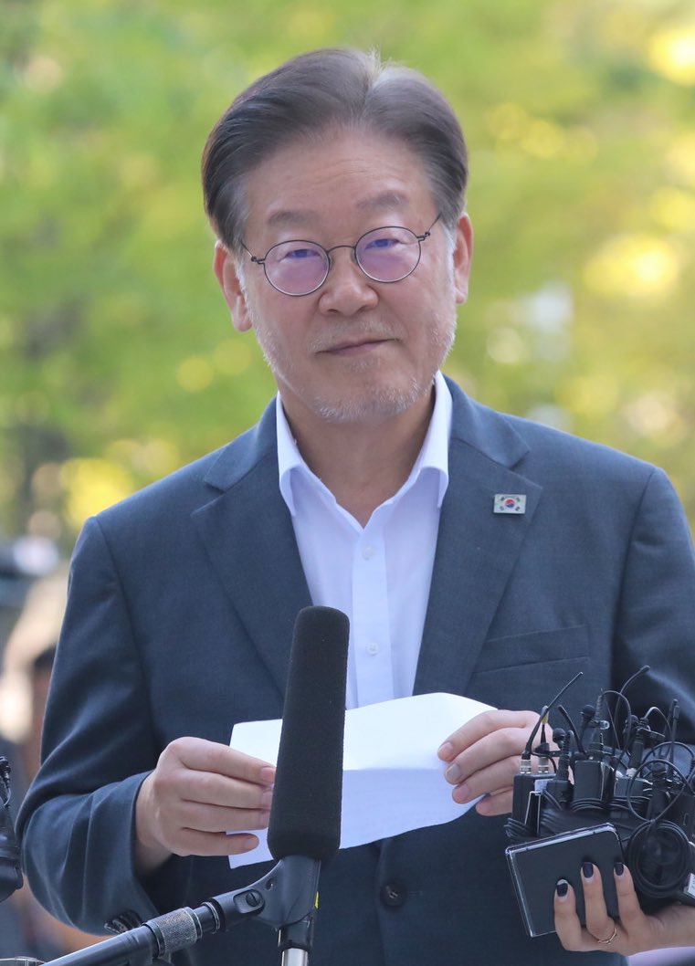 힘든 일이지만 매번 출석할 때 보여지는 이 자신감 넘치는 표정 ㅠ 결백한 사람만이 가능한 모습...