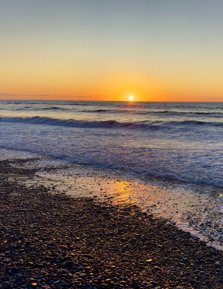 Grace_Ryan1's tweet photo. Sunset is all about dusk and hope. Sea and sky is my favourite view of the seaside.🥰🌅��
#photography #sunset #oceans https://t.co/4JheSr8Jbj