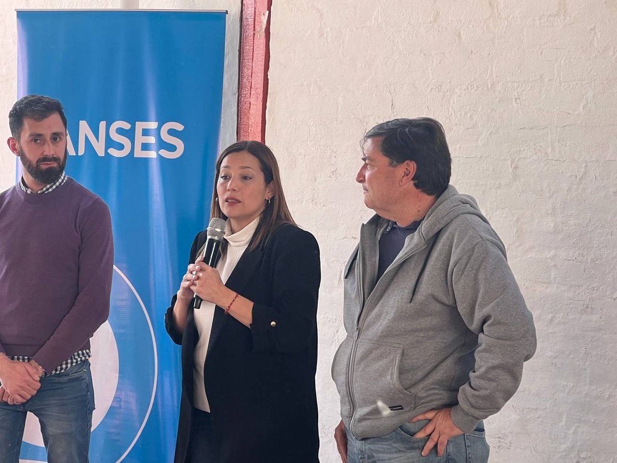Adry_Cano's tweet photo. 👵👴Nuevos jubilados en Las Heras

En el Club Social Las Heras acompañamos con @ParisiOmar y @lucasilardo al Titular de ANSES @cgalloc en la entrega de resoluciones a vecin@s, que se jubilaron gracias a la Ley de moratoria que impulso nuestro gobierno nacional.

#AhoraLasHeras ❤ https://t.co/oJjBybhIOb