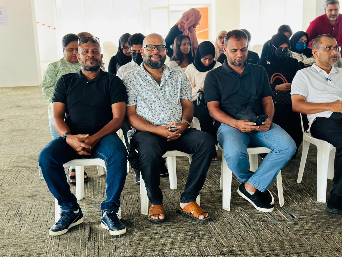 IsmailShihaab's tweet photo. The queue has started! However, voting begins at 11 AM. 
Priority would be given to elderly/special-needs people and others who need immediate help. 
Please keep an eye on the hashtag #MvElectionsKL for updates. 
🎯#MvElection 🎯#Ninmun2023 
🎯#IbuOut 🎯#MuizzuSembe2023 https://t.co/PLCJyGGfIe